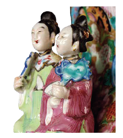 圖為清道光廣彩開光花蝶人物紋雙人耳方口扁瓶細節(jié)圖，此瓶雙耳是東方仕女造型，蓋紐是西方圣母造型，這種中西組合的造型十分少見，反映出當時中西文化的交流和融合。（來源：廣州十三行博物館）