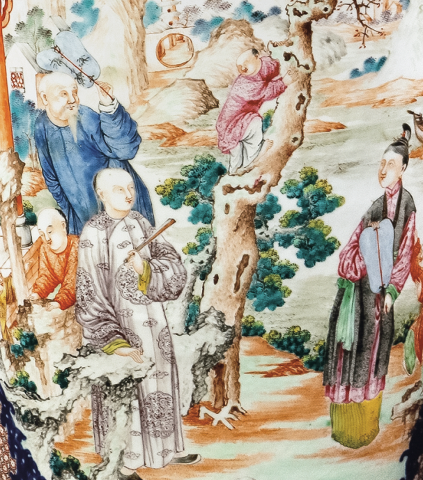 圖為清中期廣彩青花錦地描金庭院人物紋獅鈕蓋瓶細(xì)節(jié)圖，腹部開窗繪“滿大人”圖案，人物表情生動，繪畫借鑒西洋技法，富有立體感?！皾M大人”圖案是當(dāng)時外銷瓷上較為流行的圖案，多為輕松歡愉、充滿親情的庭院生活場景。（來源：廣州十三行博物館）