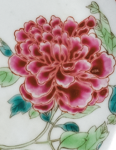 圖為清代粉彩花卉紋碟細節(jié)圖，碟心繪芍藥花卉紋。（來源：廣州十三行博物館）
