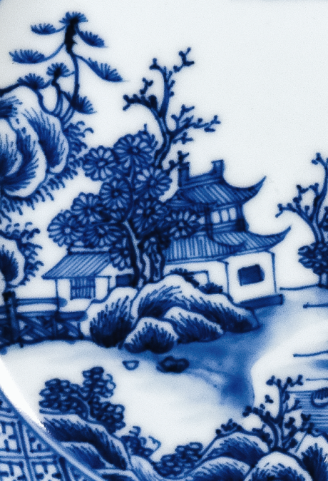 圖為清代青花山水樓閣紋碟細節(jié)圖，此碟圖案清新，格調高遠，給人以恬靜清雅之感。（來源：廣州十三行博物館）