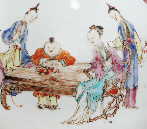 圖為清雍正廣彩人物紋長頸瓶細節(jié)圖，腹部繪仕女嬰戲圖。此器胎體潔白，畫工精美，色澤鮮明。（來源：廣州十三行博物館）