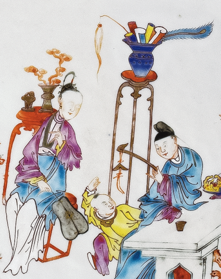 圖為清雍正廣彩嬰戲紋花口碟細節(jié)圖，碟心繪人物嬰戲圖，人物形象逼真，色彩艷麗，栩栩如生。（來源：廣州十三行博物館）