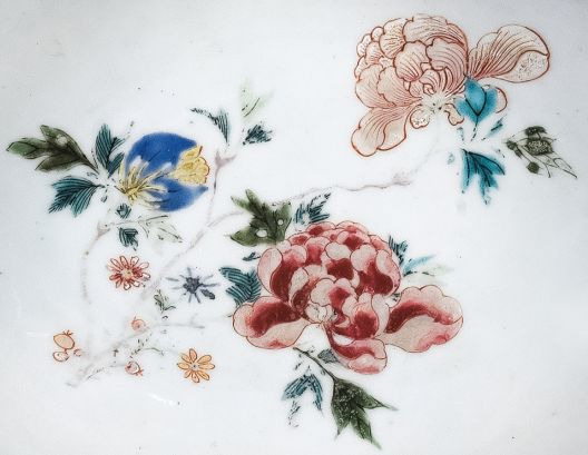 圖為清中期粉彩花卉紋剃須盤細(xì)節(jié)圖，盤心主題紋飾為花卉圖。（來源：廣州十三行博物館）