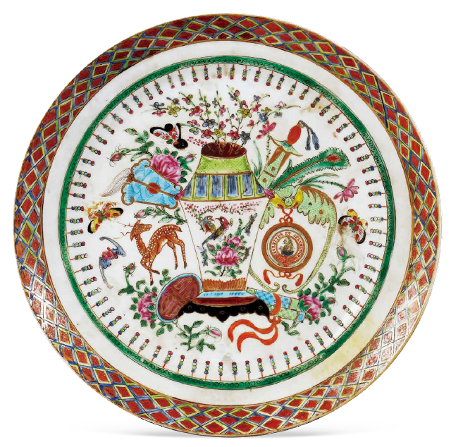 圖為清宣統(tǒng)廣彩博古紋章盤(pán)，盤(pán)沿飾織錦紋，盤(pán)心為博古圖案裝飾，花瓶環(huán)飾蝙蝠、蝴蝶、鹿、壽字、卷軸等吉祥圖案，蝙蝠口銜詹姆斯·凱勒家族紋章。（來(lái)源：廣州十三行博物館）
