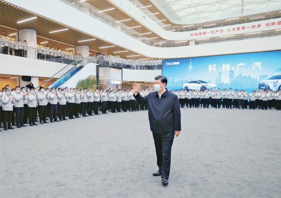 2023年4月10日至13日，中共中央總書記、國家主席、中央軍委主席習(xí)近平在廣東考察。這是12日下午，習(xí)近平在廣汽研究院向職工們揮手致意。 新華社記者 鞠鵬/攝